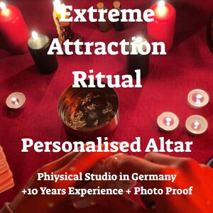 Könnte beinhalten: Ein rotes Altartuch mit brennenden Kerzen, einem Kartenspiel und einer Schale. Der Text auf dem Bild lautet: "Extreme Attraction Ritual, Personalised Altar, Physical Studio in Germany, +10 Years Experience + Photo Proof."