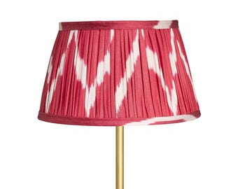 Pantalla de lámpara plisada de ikat rojo – Pantalla de lámpara de mesa de seda estilo bohemio - Decoración del hogar única y ecléctica