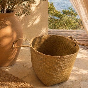 Puede incluir: Taza de cerámica blanca con asa negra y la frase "But First, Coffee" en estilo manuscrito. Para bebidas calientes.