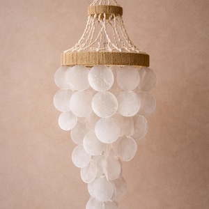 Żyrandol Capiz Shell Boho – lampa wisząca w stylu nadmorskim – wystrój w stylu Ibiza – lampa wisząca z naturalnej muszli – wystrój domu na plaży