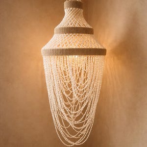 Op de afbeelding: Een set van drie keramische mokken met een gespikkelde, matte afwerking. De mokken zijn in crème, lichtgrijs en donkergrijs. Elke mok heeft een eenvoudig, minimalistisch ontwerp.