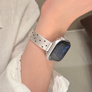 Pulsera de acero inoxidable perforado con eslabones para Apple Watch, color plata, delgada, elegante, moderna, estilo retro Y2K, ideal para mujer.