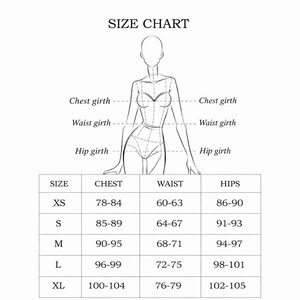 Op de afbeelding: Een zwart-wit maattabel met een lijntekening van een menselijk figuur met stippellijnen die de borst-, taille- en heupomtrek aangeven. Hieronder staat een tabel met de maten XS tot en met XL en de bijbehorende afmetingen.