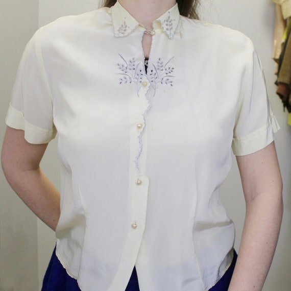 Vintage 50s Cream Embroidered Blouse Keyhole top … - image 6