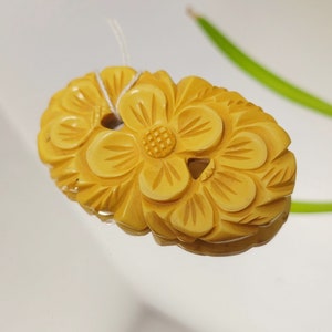 Vintage 40s Bakelite Brooch Deeply Carved Oval Flower Brooch in Butterscotch Bakelite