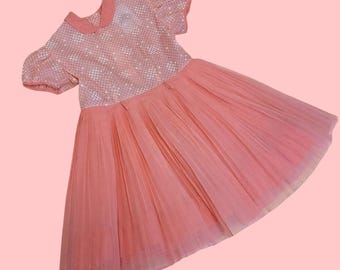 Vestido infantil vintage de los años 50. Vestido de fiesta transparente en naranja pastel y rosa de Honeysuckle.