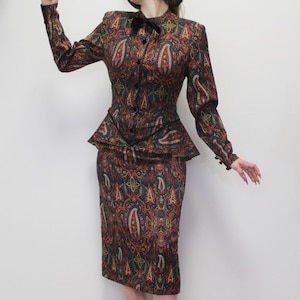Abito vintage anni '80 Hanae Mori Boutique con peplo e motivo paisley drammatico