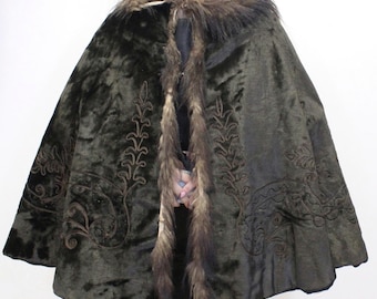 Vintage Victoriaanse cape Prachtige fluwelen soutache-cape met gedetailleerde bontafwerking
