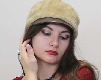Gorro de invierno vintage de piel sintética con pompón y visera pequeña de los años 60