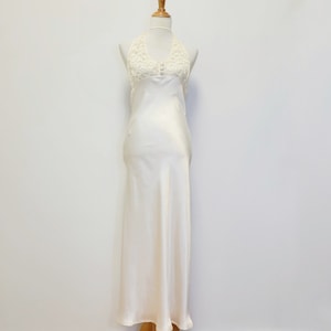 Vintage des années 80 Victoria&#39;s Secret Gold Label chemise de nuit crème soyeuse mariée maxi robe avec haut dos nu en dentelle transparente