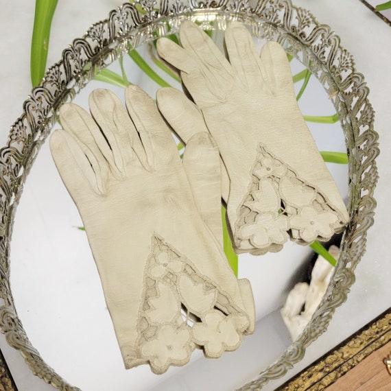Vintage 50s Cream Leather Cutwork Gloves Floral o… - image 2