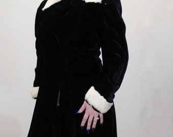 Vintage jaren '40 Opera Coat Zwart Fluweel Vloerlengte Jas met crèmekleurige bontkraag en manchetten en satijnen voering
