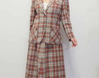 Completo con gonna scozzese Pendleton vintage anni '60, blazer e minigonna abbinata. Abito Pendleton in lana arancione
