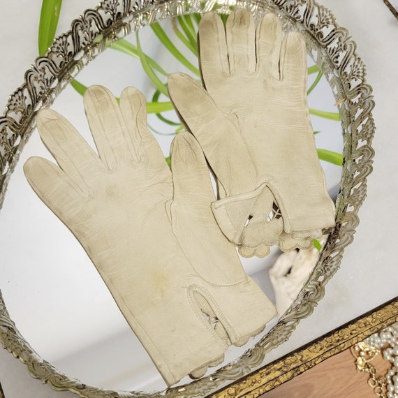 Vintage 50s Cream Leather Cutwork Gloves Floral o… - image 5