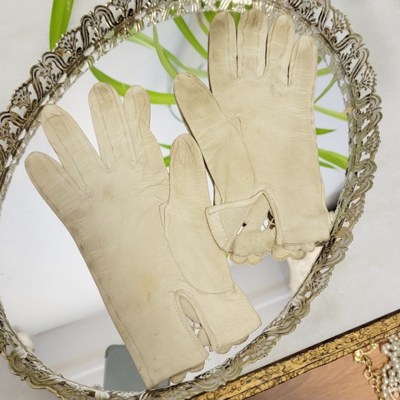 Vintage 50s Cream Leather Cutwork Gloves Floral o… - image 4