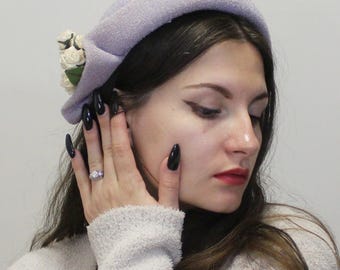 Cloche Cream wool hat with beaded open floral band in very good condition: Italy Cloche Cream Wool Hat With Beaded Open Floral Band in Very  main image 4