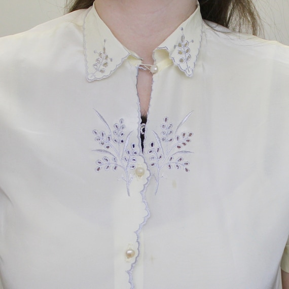 Vintage 50s Cream Embroidered Blouse Keyhole top … - image 2