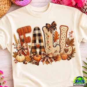 Può includere: Una t-shirt color crema con la scritta FALL in grandi lettere decorative. Ogni lettera presenta una trama unica, tra cui maglia a trecce arancione, motivo a quadri bianco e nero e disegni floreali, arricchita da fiocchi, zucche e foglie.