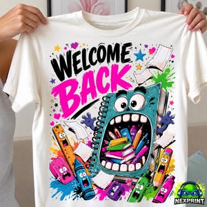Może przedstawiać: Biały t-shirt z kolorową grafiką i napisem "WELCOME BACK" w kolorze czarnym i różowym. Wzór przedstawia animowany notatnik spiralny z twarzą i otwartymi ustami pełnymi ołówków, otoczony linijką, gumką do mazania i różnymi pisakami.