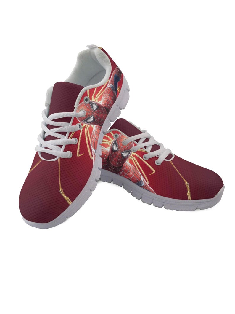 K&ouml;nnte beinhalten: Paar weinrote Sportschuhe mit einem Spider-Man-Motiv. Die Schuhe haben wei&szlig;e Schn&uuml;rsenkel, ein wei&szlig;es Innenfutter und eine graue Sohle. Das Spider-Man-Bild ist rot, blau und gelb. Die Schuhe sind bequem und stilvoll.