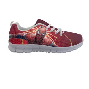 K&ouml;nnte beinhalten: Roter und wei&szlig;er Sportschuh mit Spider-Man-Grafik. Der Schuh hat ein rotes Mesh-Obermaterial, eine wei&szlig;e Sohle und wei&szlig;e Schn&uuml;rsenkel. Das Spider-Man-Bild befindet sich an der Seite des Schuhs.