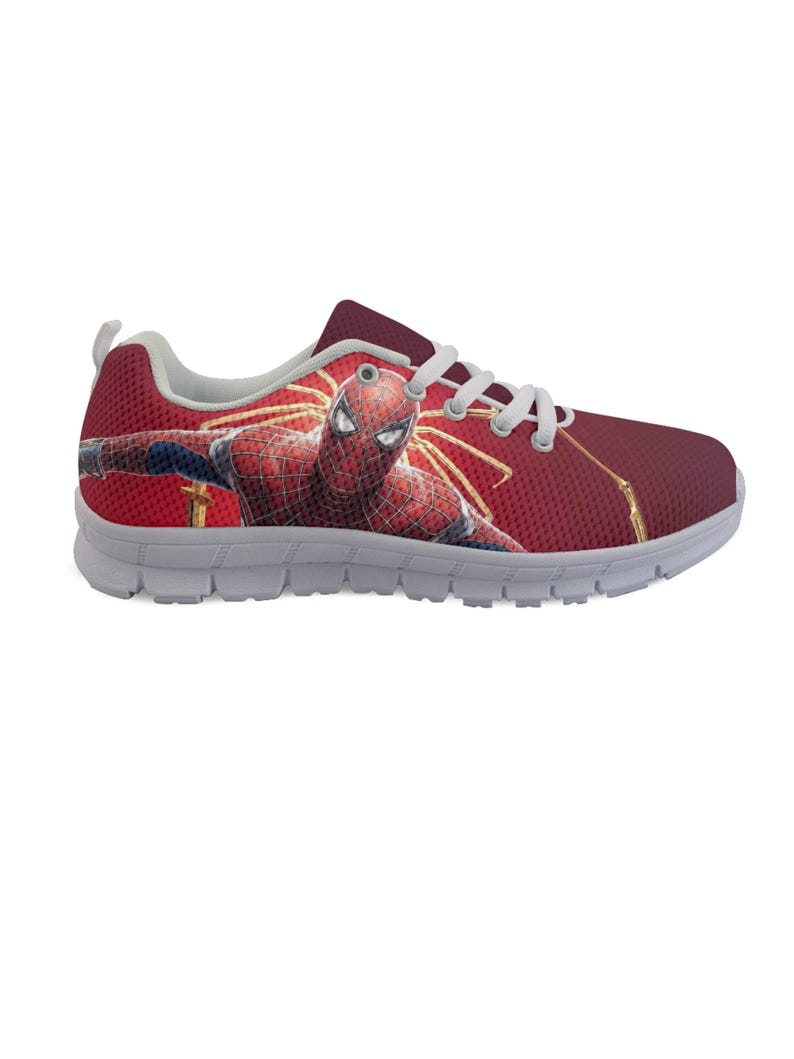 K&ouml;nnte beinhalten: Roter und wei&szlig;er Sportschuh mit Spider-Man-Grafik. Der Schuh hat ein rotes Mesh-Obermaterial, eine wei&szlig;e Sohle und wei&szlig;e Schn&uuml;rsenkel. Das Spider-Man-Bild befindet sich an der Seite des Schuhs.