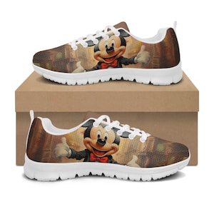 Pu&ograve; includere: Un paio di scarpe da ginnastica con suola bianca con un design colorato di Topolino. Le scarpe hanno uno sfondo marrone e beige con un'immagine a cartoni animati di Topolino con uno smoking nero e un papillon rosso. I lacci bianchi completano il design.