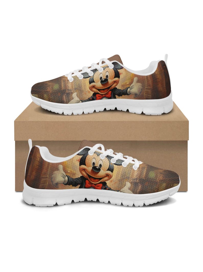 Pu&ograve; includere: Un paio di scarpe da ginnastica con suola bianca con un design colorato di Topolino. Le scarpe hanno uno sfondo marrone e beige con un'immagine a cartoni animati di Topolino con uno smoking nero e un papillon rosso. I lacci bianchi completano il design.