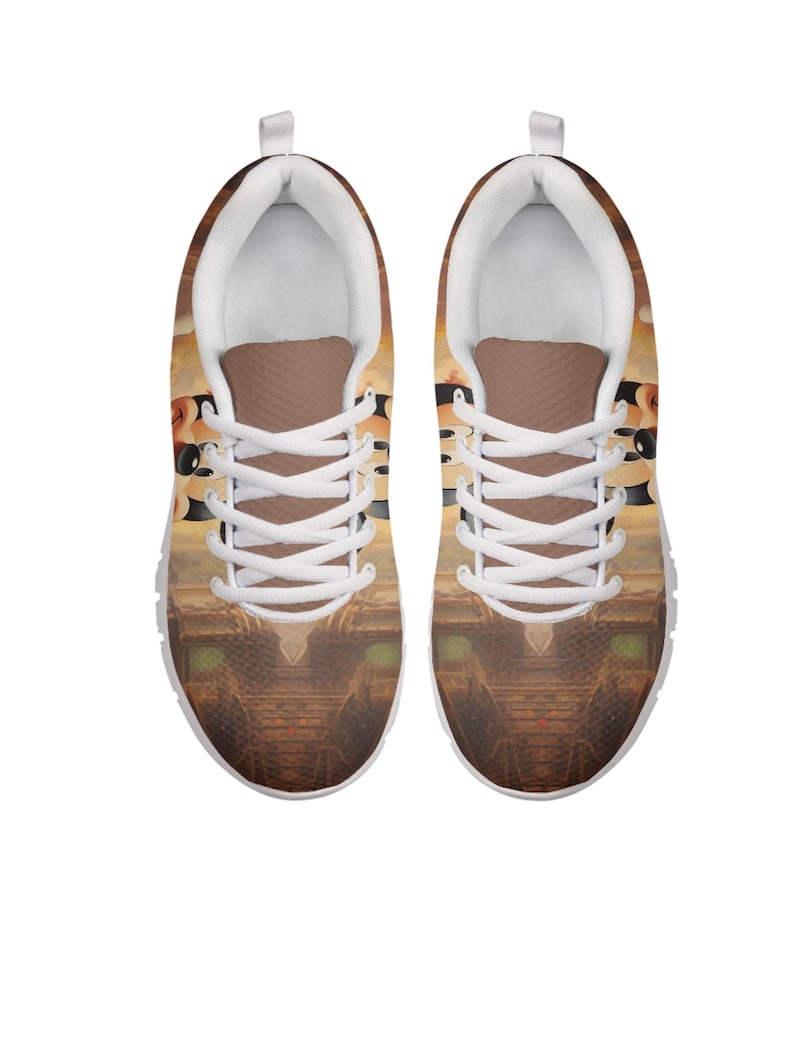 Pu&ograve; includere: Paio di scarpe sportive con un design artistico e colorato. Le scarpe hanno suola bianca, lacci bianchi e linguetta marrone. La parte superiore della scarpa mostra un design in stile paesaggio con toni caldi.