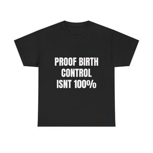 Pode incluir: T-shirt preto com o texto branco "PROOF BIRTH CONTROL ISNT 100%". A t-shirt de gola redonda tem um design simples, adequada para uso diário. O texto está centralizado.