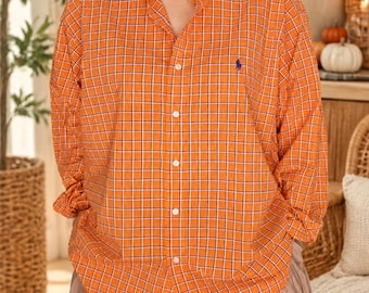 Ralph Lauren blouse met rucheskraag en knoopsluiting in oranje, wit, paars en groen ruitpatroon, gemaakt van gerecycled materiaal.