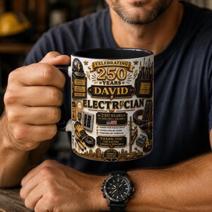 Puede incluir: Taza de cerámica blanca con interior y asa negros, que celebra los 250 años de un electricista llamado David. El diseño incluye herramientas eléctricas, texto y la bandera estadounidense.