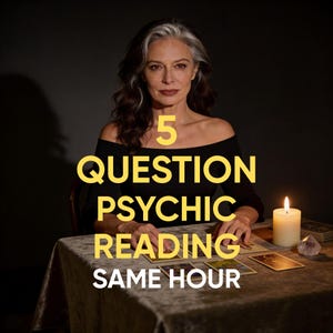 Puede incluir: Una mujer con cabello gris y un top negro está sentada a una mesa. El texto "5 QUESTION PSYCHIC READING SAME HOUR" se muestra en amarillo. Una vela encendida y cartas del tarot están sobre la mesa.