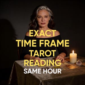 Könnte beinhalten: Eine Frau mit grauem Haar sitzt an einem Tisch mit Tarotkarten, einer brennenden Kerze und einem Kristall. Der Text auf dem Bild lautet "EXACT TIME FRAME TAROT READING SAME HOUR."