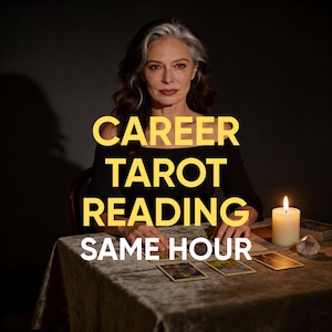 Può includere: Una donna con i capelli grigi è seduta a un tavolo con carte dei tarocchi, una candela accesa e un cristallo. Il testo "CAREER TAROT READING SAME HOUR" è visualizzato in giallo. La donna indossa un top nero.