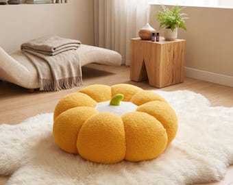 Cojín suave y decorativo con forma de calabaza.