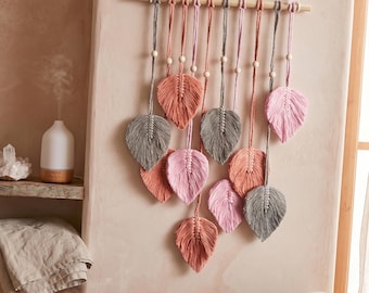 Suspension murale décorative bohème en macramé avec feuilles colorées 100 cm