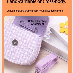K&ouml;nnte beinhalten: Kleine, lavendel-wei&szlig; gemusterte Handtasche mit abnehmbarem Riemen. Die Tasche hat einen runden, perlenbesetzten Griff und einen Magnetverschluss. Der Text auf dem Bild lautet: "ONE BAG, TWO USES. Hand-carriable or Cross-body."