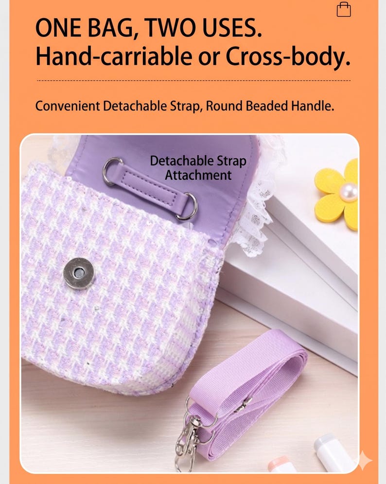 K&ouml;nnte beinhalten: Kleine, lavendel-wei&szlig; gemusterte Handtasche mit abnehmbarem Riemen. Die Tasche hat einen runden, perlenbesetzten Griff und einen Magnetverschluss. Der Text auf dem Bild lautet: "ONE BAG, TWO USES. Hand-carriable or Cross-body."