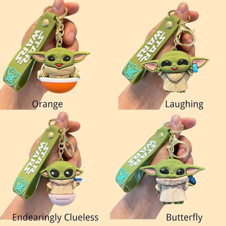 Puede incluir: Cuatro llaveros de Star Wars con un personaje verde de orejas grandes. Cada uno incluye una correa de mu&ntilde;eca verde con texto blanco y una anilla de metal dorado. Los dise&ntilde;os incluyen un cuenco naranja, riendo, despistado y con mariposa.