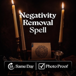 Op de afbeelding: Drie lange, brandende kaarsen in metalen houders flankeren een centrale vierkante kaart met een cirkelvormig zwart inktontwerp. De tekst Negativity Removal Spell staat in het midden boven de kaart. Een zwarte banner onderaan toont 24 Hours Same Day en Photo Proof.