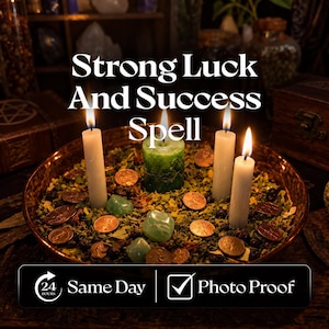 Könnte beinhalten: Eine kupferfarbene Schale gefüllt mit getrockneten Kräutern, Kupfermünzen und grünen Steinen, mit drei weißen und einer grünen Kerze. Der Text lautet: Strong Luck And Success Spell, 24 Hours Same Day und Photo Proof.