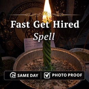 Może przedstawiać: Zielona skręcona świeca z płomieniem, otoczona ziołami i odręczną notatką. Tekst "Fast Get Hired Spell" jest wyświetlany nad świecą. Obraz zawiera również tekst "24 HOURS SAME DAY" i "PHOTO PROOF".