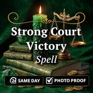 Puede incluir: Una vela de pilar verde con llama encendida, una balanza de justicia de metal dorado y una pila de libros verdes. El texto dice Strong Court Victory Spell, 24 HOURS SAME DAY y PHOTO PROOF. Cristales verdes y monedas de oro están esparcidos.