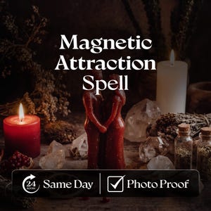 Peut inclure: Deux figurines en cire rouge debout ensemble, entourées d'une bougie rouge allumée, d'une bougie pilier blanche, de cristaux transparents et de petits flacons en verre. Le texte indique Magnetic Attraction Spell, 24 Hours Same Day, Photo Proof.