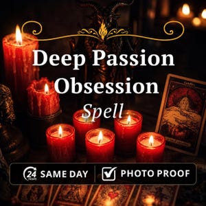Puede incluir: Una colección de velas rojas en frascos de vidrio y una vela de pilar alta, dispuestas alrededor de una estatua oscura y una carta del tarot. El texto dice Deep Passion Obsession Spell, 24 HOURS SAME DAY y PHOTO PROOF, con adornos dorados.