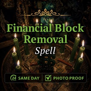 Könnte beinhalten: Eine Ansammlung grüner Kerzen, die in einem Kreis auf einer dunklen Oberfläche angeordnet sind und ein zentrales grünes Objekt umgeben. Der Text Financial Block Removal Spell steht in Grün und Weiß, mit einem 24 HOURS SAME DAY und PHOTO PROOF Label.
