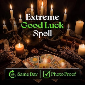 Op de afbeelding: Een verzameling brandende witte en crèmekleurige kaarsen, een donkere metalen ketel, gedroogde kruiden en tarotkaarten. De tekst luidt: Extreme Good Luck Spell, 24 Hours Same Day en Photo Proof met een groen vinkje.