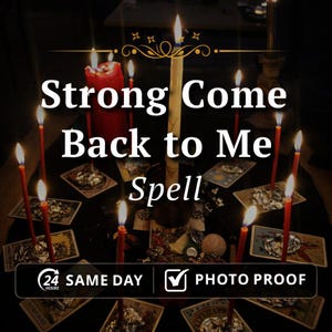 Può includere: Immagine scura con candele accese e carte dei tarocchi, con la scritta "Strong Come Back to Me Spell". Una candela centrale e alta è circondata da candele più piccole. Il testo "Same Day" e "Photo Proof" sono anch'essi visibili.
