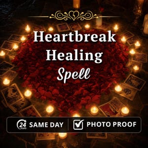 Könnte beinhalten: Ein herzförmiges Arrangement aus roten Rosenblättern, umgeben von zahlreichen kleinen brennenden Kerzen und verstreuten Tarotkarten. Der Text Heartbreak Healing Spell ist weiß zentriert, mit 24 HOURS SAME DAY und PHOTO PROOF am unteren Rand.